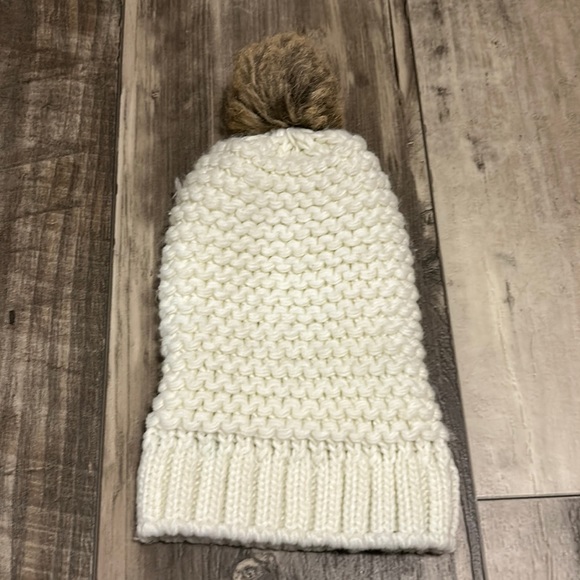 Cream colored beanie - Picture 1 of 2